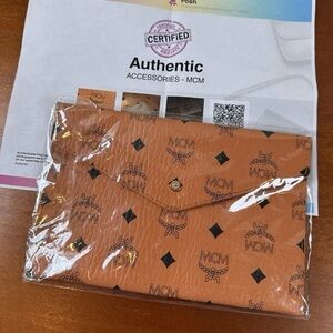 MCM Visetos Envelope
Clutch Cognac